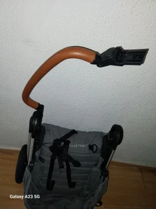 Silla de paseo gris con manillar marrón