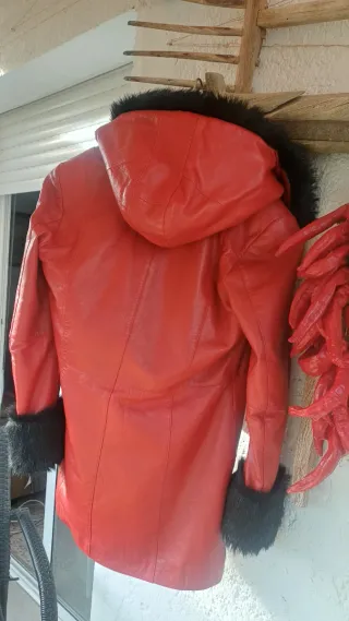 Chaquetón Piel Roja con Pelo Negro