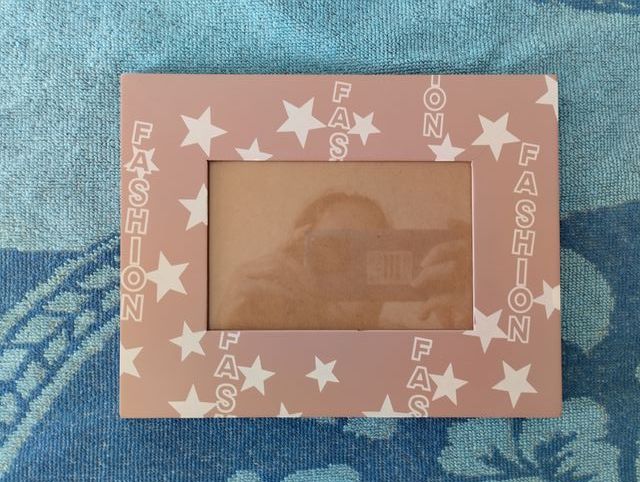 Marco de fotos rosa con estrellas