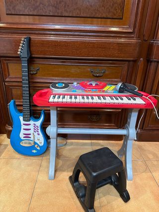 Órgano con asiento y guitarra eléctrica