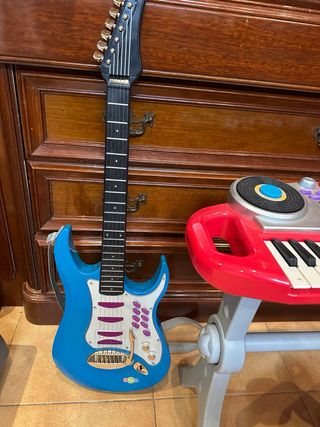 Órgano con asiento y guitarra eléctrica