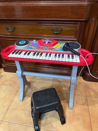 Órgano con asiento y guitarra eléctrica