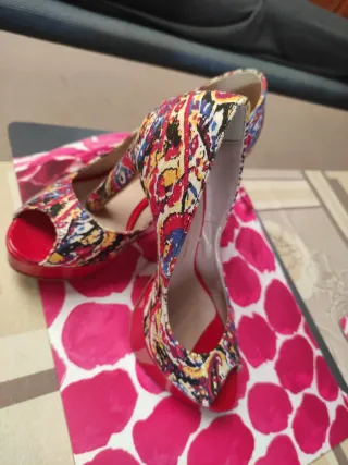 Rebajados Zapatos de tacón multicolor y rojo