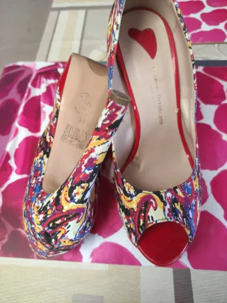 Rebajados Zapatos de tacón multicolor y rojo