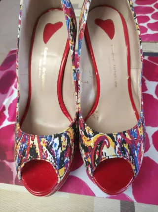 Rebajados Zapatos de tacón multicolor y rojo