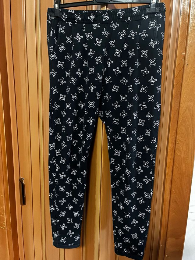 Pantaloni neri con stampa teschio