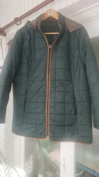 Chaquetón acolchado verde con detalles marrones