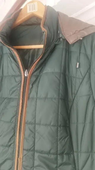 Chaquetón acolchado verde con detalles marrones