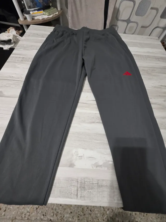 Pantalón deportivo Adidas gris
