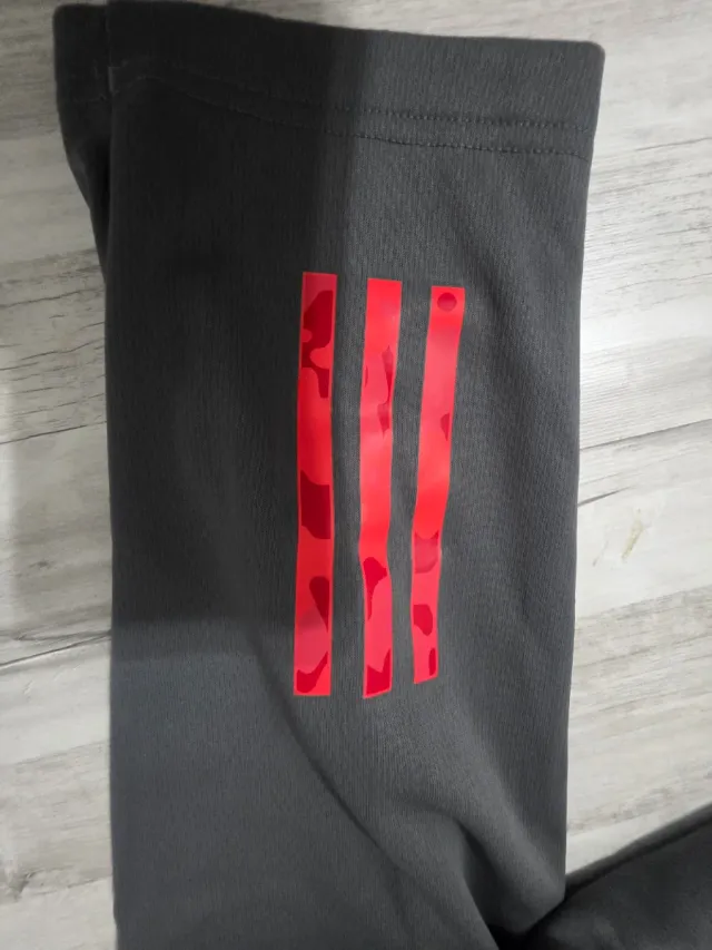 Pantalón deportivo Adidas gris