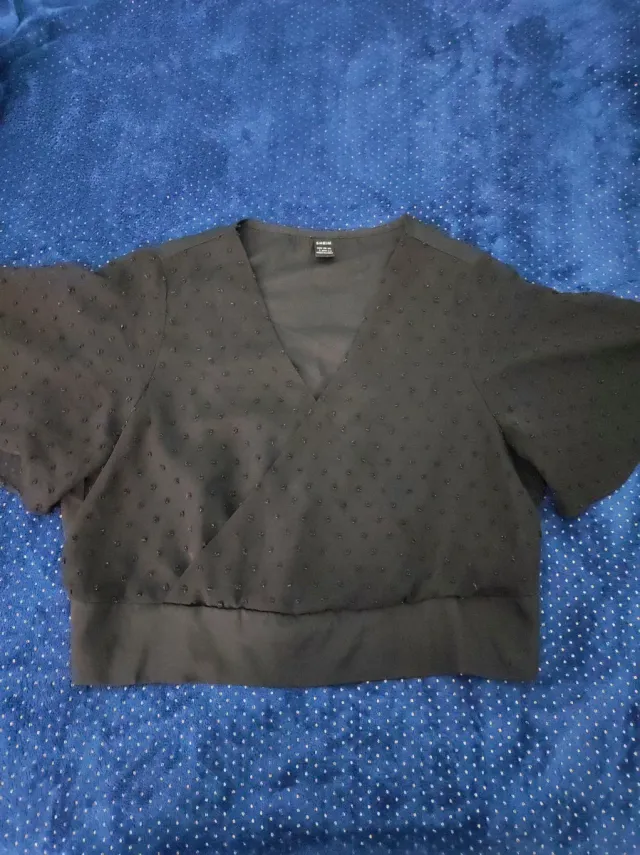 Blusa cruzada negra de Shein.