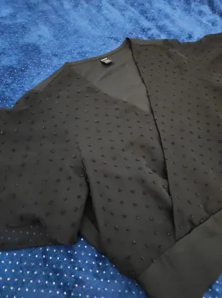 Blusa cruzada negra de Shein.