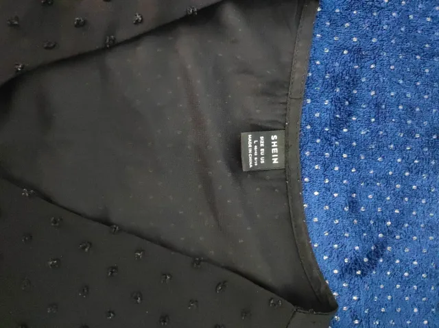 Blusa cruzada negra de Shein.