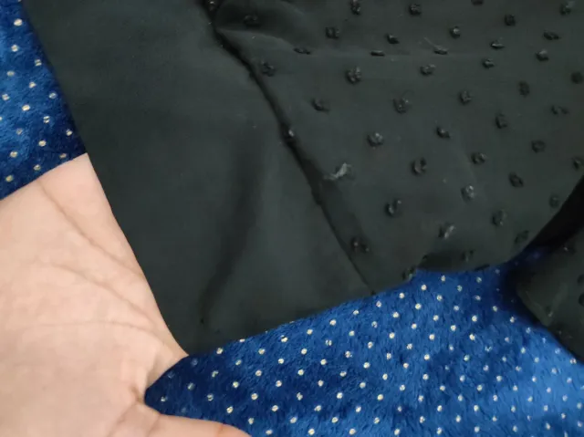 Blusa cruzada negra de Shein.