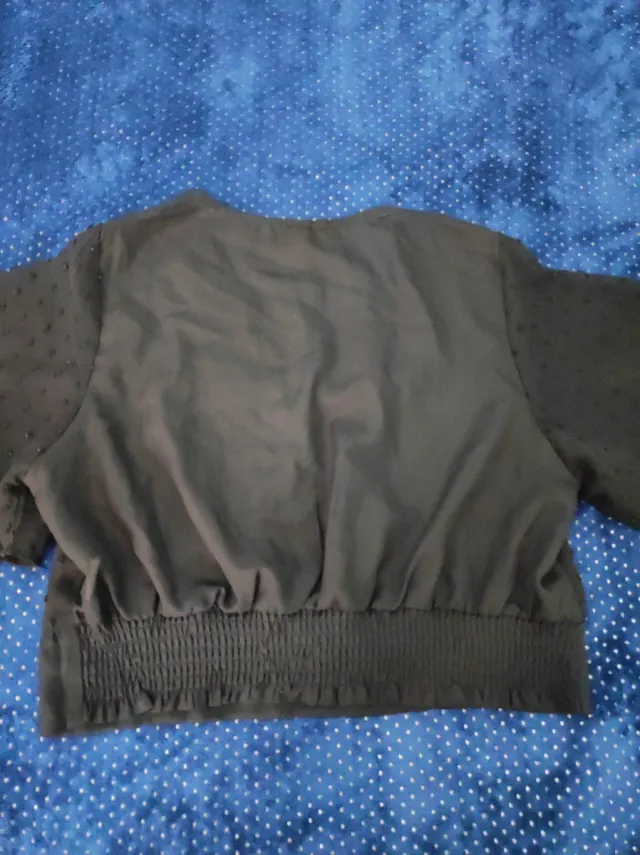 Blusa cruzada negra de Shein.