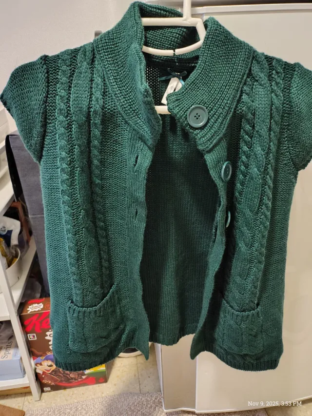Chaleco de punto verde con botones