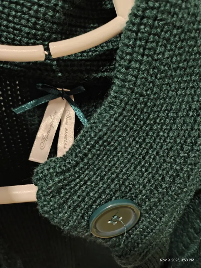 Chaleco de punto verde con botones