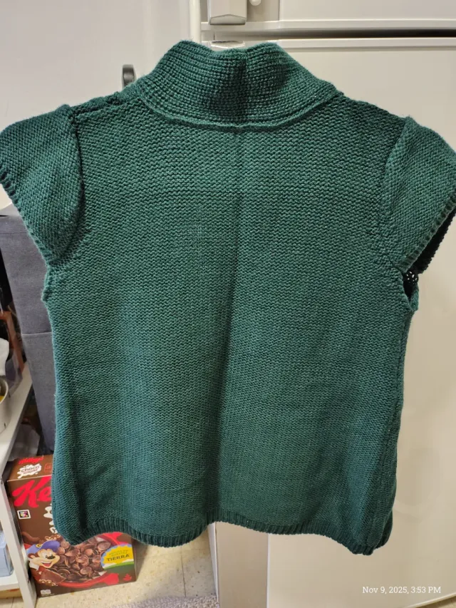 Chaleco de punto verde con botones