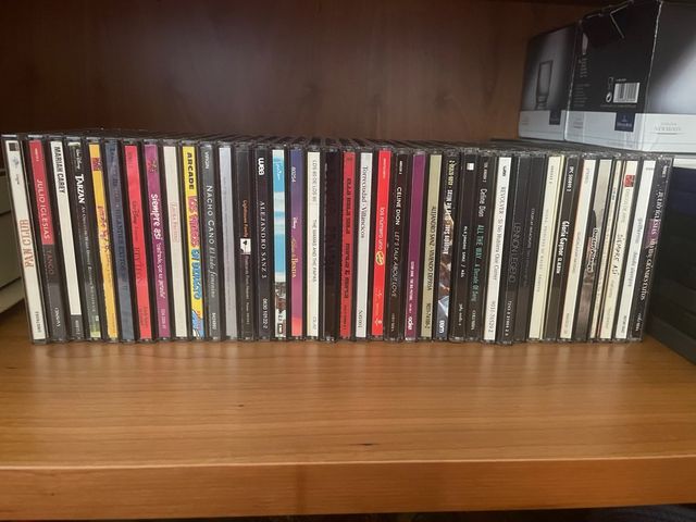 Lote CDs Varios y DVDs Varios.Precio negociable