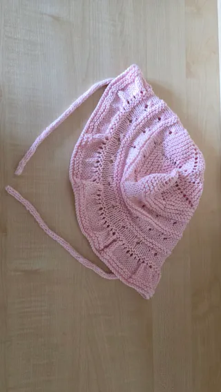 Cappellino neonata in maglia rosa