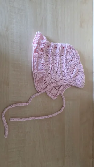 Cappellino neonata in maglia rosa