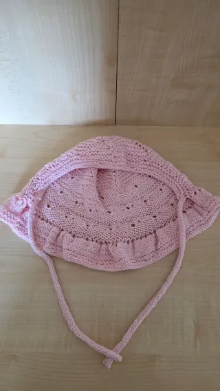 Cappellino neonata in maglia rosa