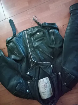 Cazadora de cuero negra