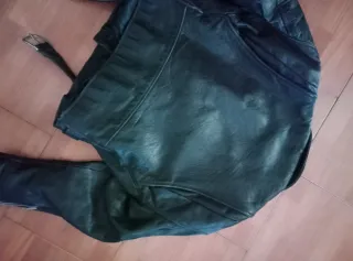 Cazadora de cuero negra