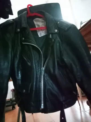 Cazadora de cuero negra