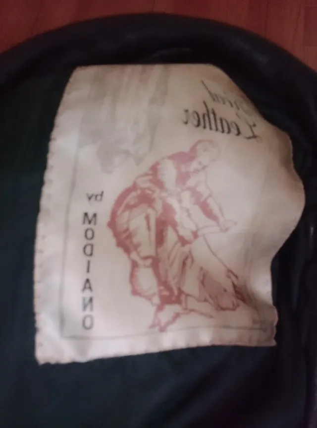 Cazadora de cuero negra