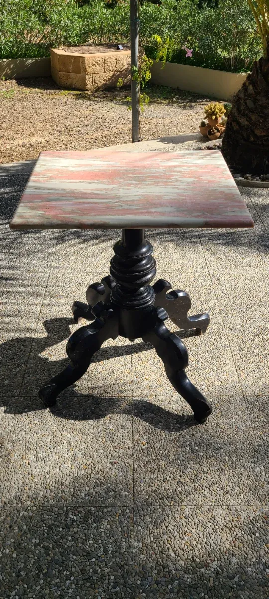 Mesa de mármol pequeña