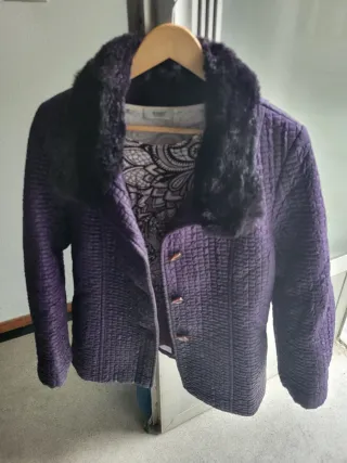 Chaqueta morada con jersey talla M