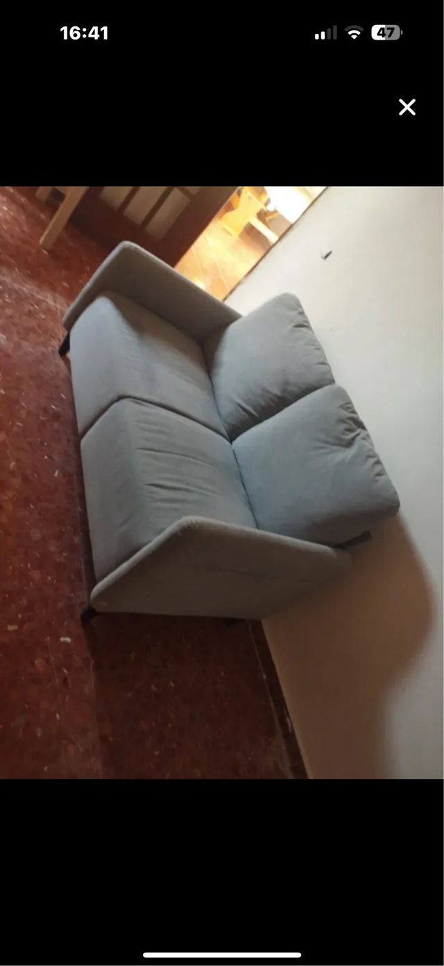 sofá gris, dos plazas
