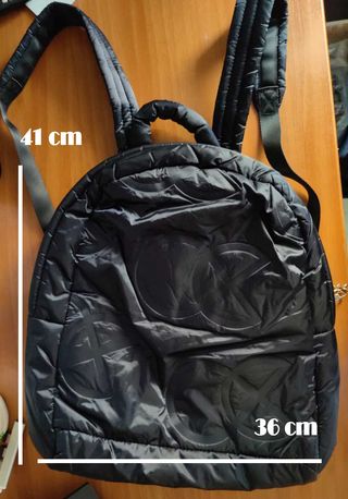 Mochila negra acolchada