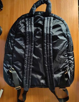 Mochila negra acolchada