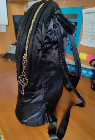 Mochila negra acolchada