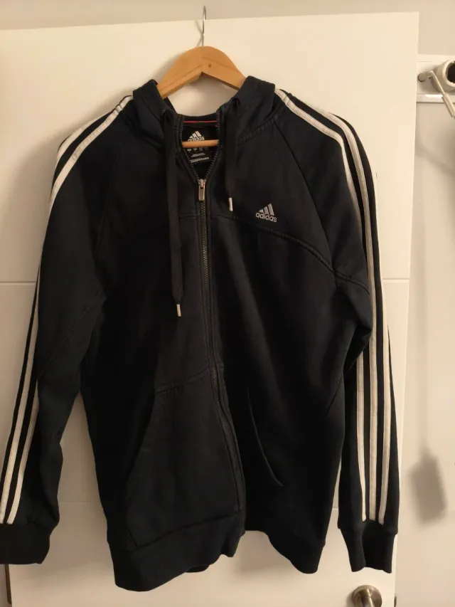 Chaqueta Adidas con capucha negra