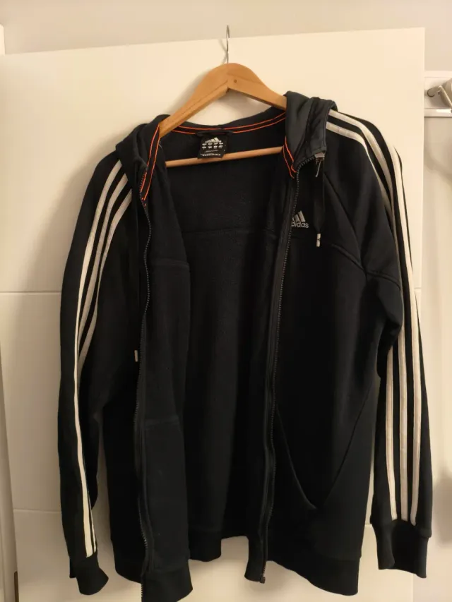 Chaqueta Adidas con capucha negra