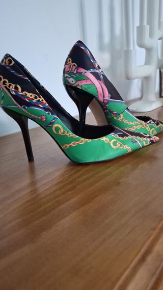 Zapatos de tacón Zara estampado cadena