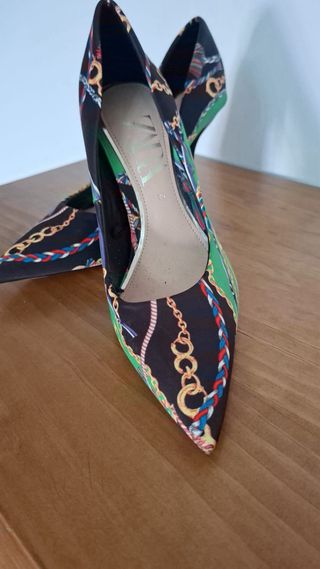 Zapatos de tacón Zara estampado cadena