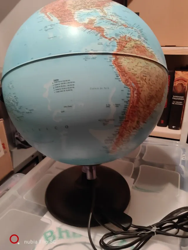 Globo terráqueo iluminado