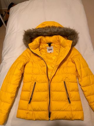 Chaqueta Tommy Hilfiger Amarilla con Capucha