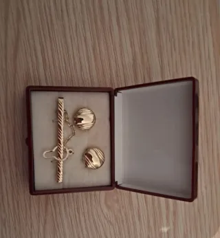 Clip de corbata y gemelos dorados