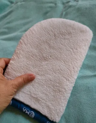 Guanto per la pulizia del corpo. Esfoliante leviga