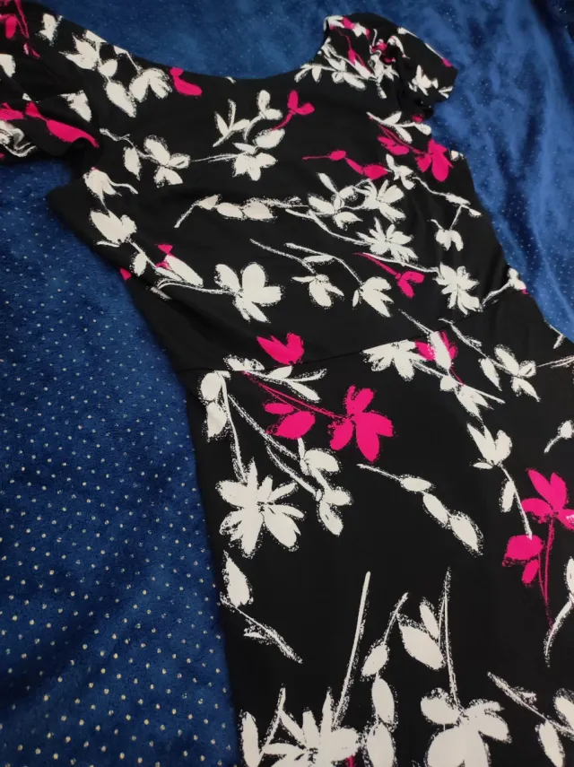 Vestido NorthStyle negro con flores y corte en V.