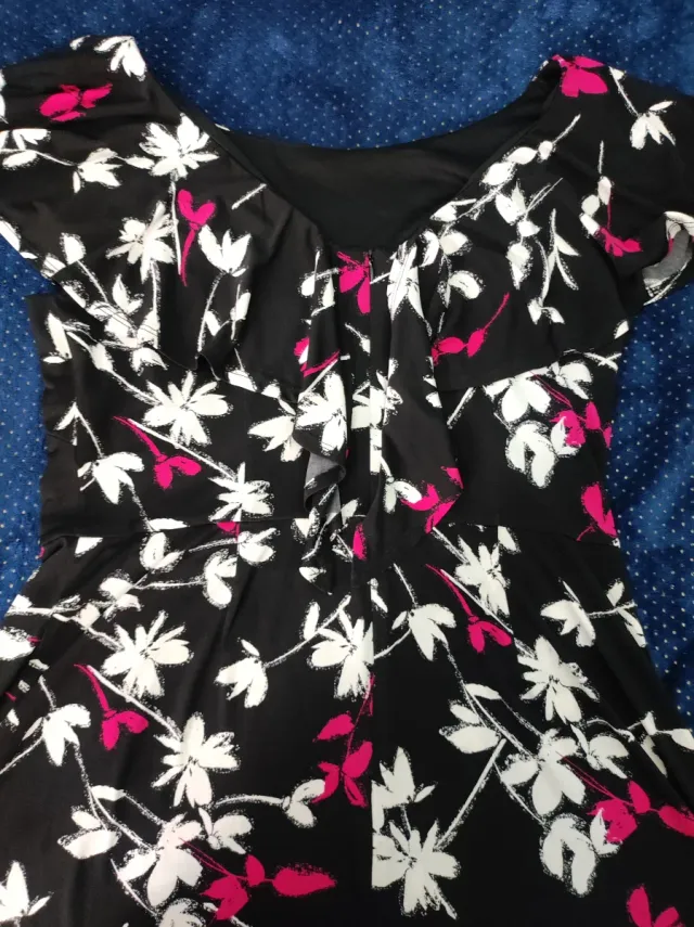 Vestido NorthStyle negro con flores y corte en V.