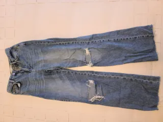 Pantalón vaquero desgastado