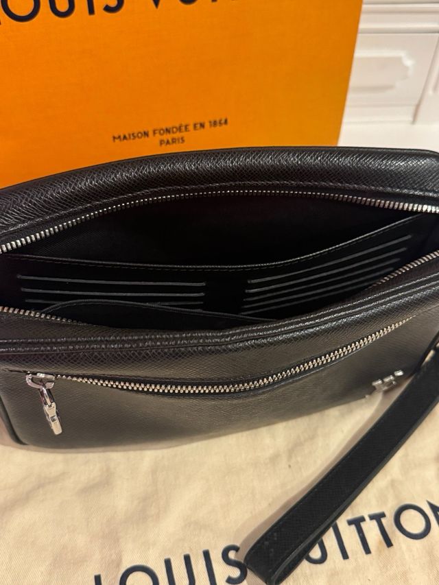 Cartera Louis Vuitton Kasai Negra Plata