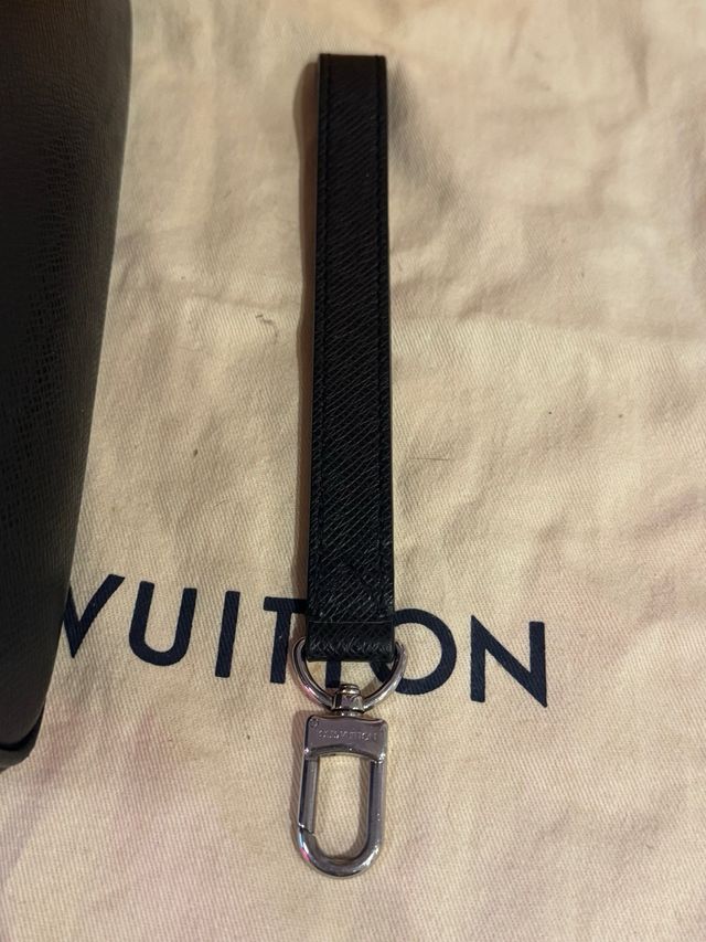 Cartera Louis Vuitton Kasai Negra Plata
