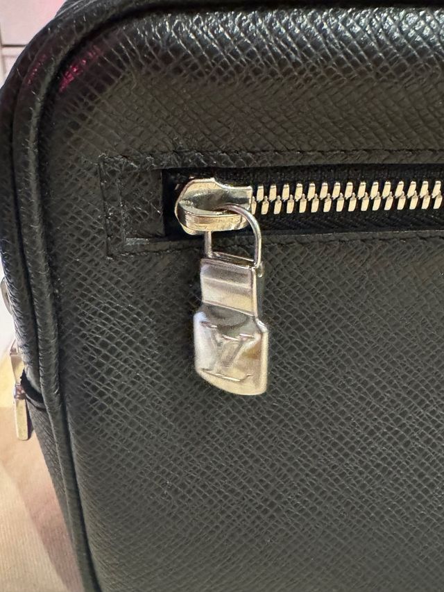 Cartera Louis Vuitton Kasai Negra Plata